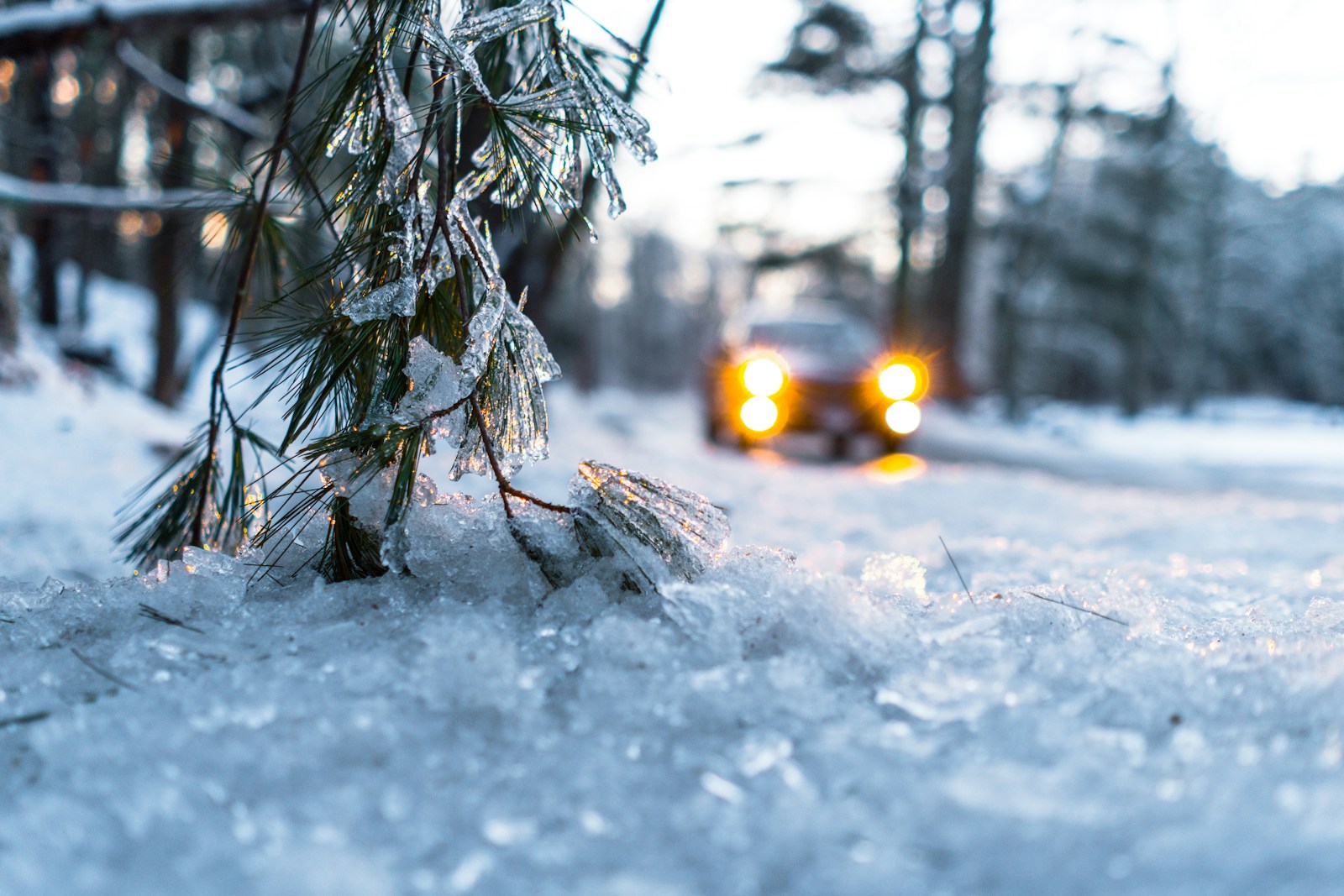Bil kör på snö
