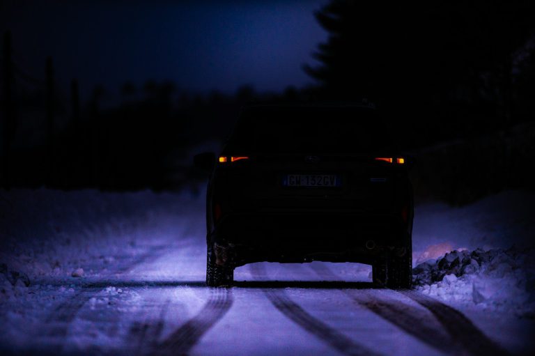 elbil kör i mörker